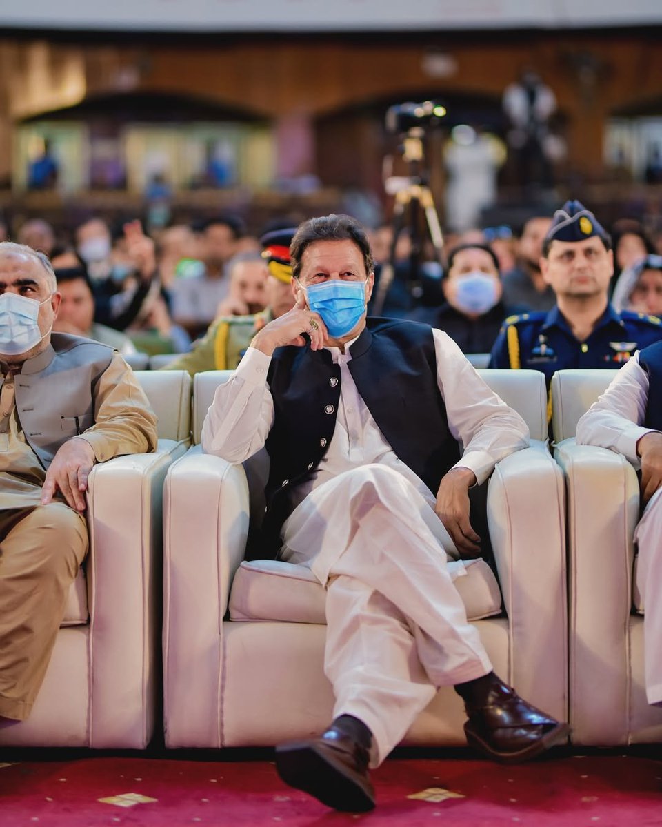 Aadii_ForIK's tweet photo. آزادی سے مراد ہے کہ اپنے وجود، شناخت اور فیصلوں پر کسی بیرونی جبر اور اندرونی مجبوری کو تسلیم نہ کرنا۔ ہمارے ہاں یہ سوچ پائی جاتی ہے کہ آزادی سے مراد ہے جو جی میں آئے کرنا۔ یہ تو خواہش ہے اور خواہشات غلام کیوں نہیں ہو سکتی؟ مشہور فلاسفر روسو کے مطابق انسان ہے ہی وہ جو "آزاد" ہے۔ https://t.co/f5szUi1CVN