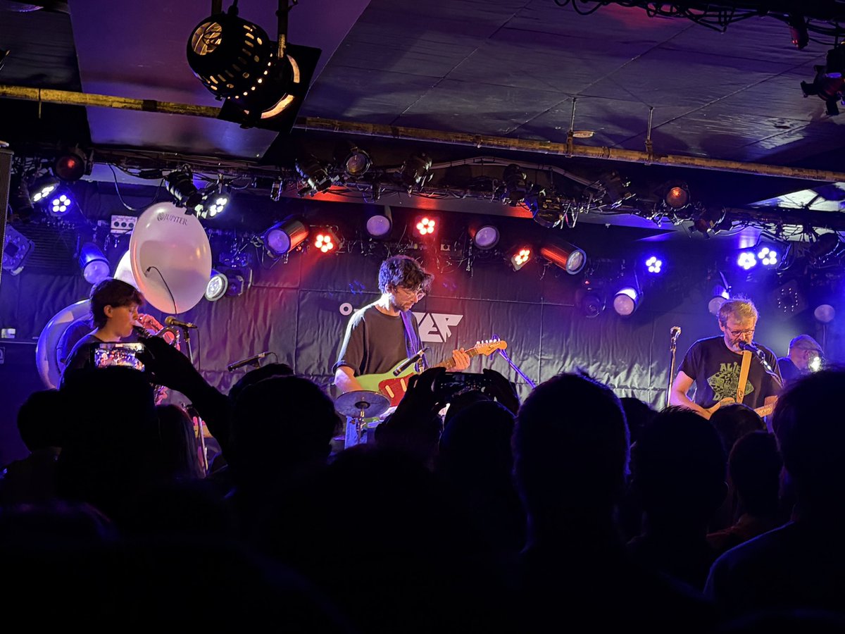 kactasica's tweet photo. Notwistのライブ、思ったよりタイトでミニマルなリズムが気持ちよかった。ドイツの音楽だなーって感じてしまう。クラウトロック+インディロック的な。ボーカルの声もよかった。Notwistは初めてですが、かなり昔に13&amp;GODで見ましたね。懐かしい。 https://t.co/6cm4iqQikU