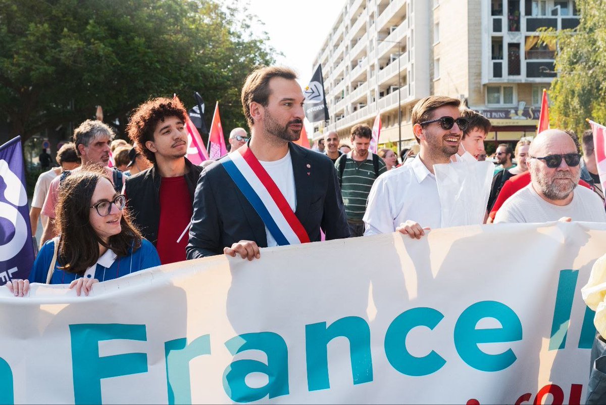 L_Fournier_'s tweet photo. 📣 Nous étions nombreux•ses hier dans les rues de Lille pour défendre nos conditions de travail !

Et évidemment, solidaires des lycéens violemment réprimés par un gouvernement aux abois. ✊ https://t.co/hVZgXdmkWx