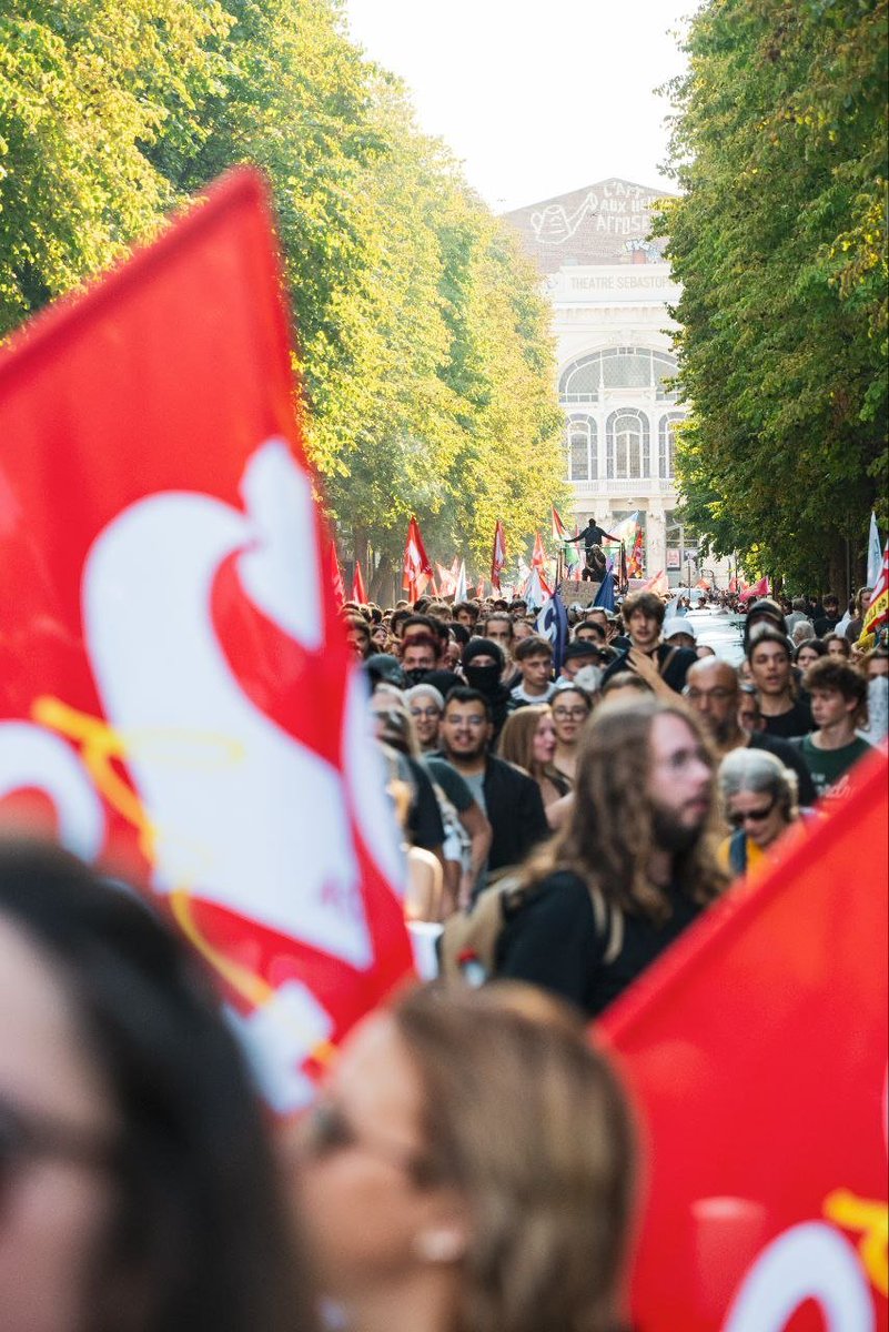 L_Fournier_'s tweet photo. 📣 Nous étions nombreux•ses hier dans les rues de Lille pour défendre nos conditions de travail !

Et évidemment, solidaires des lycéens violemment réprimés par un gouvernement aux abois. ✊ https://t.co/hVZgXdmkWx