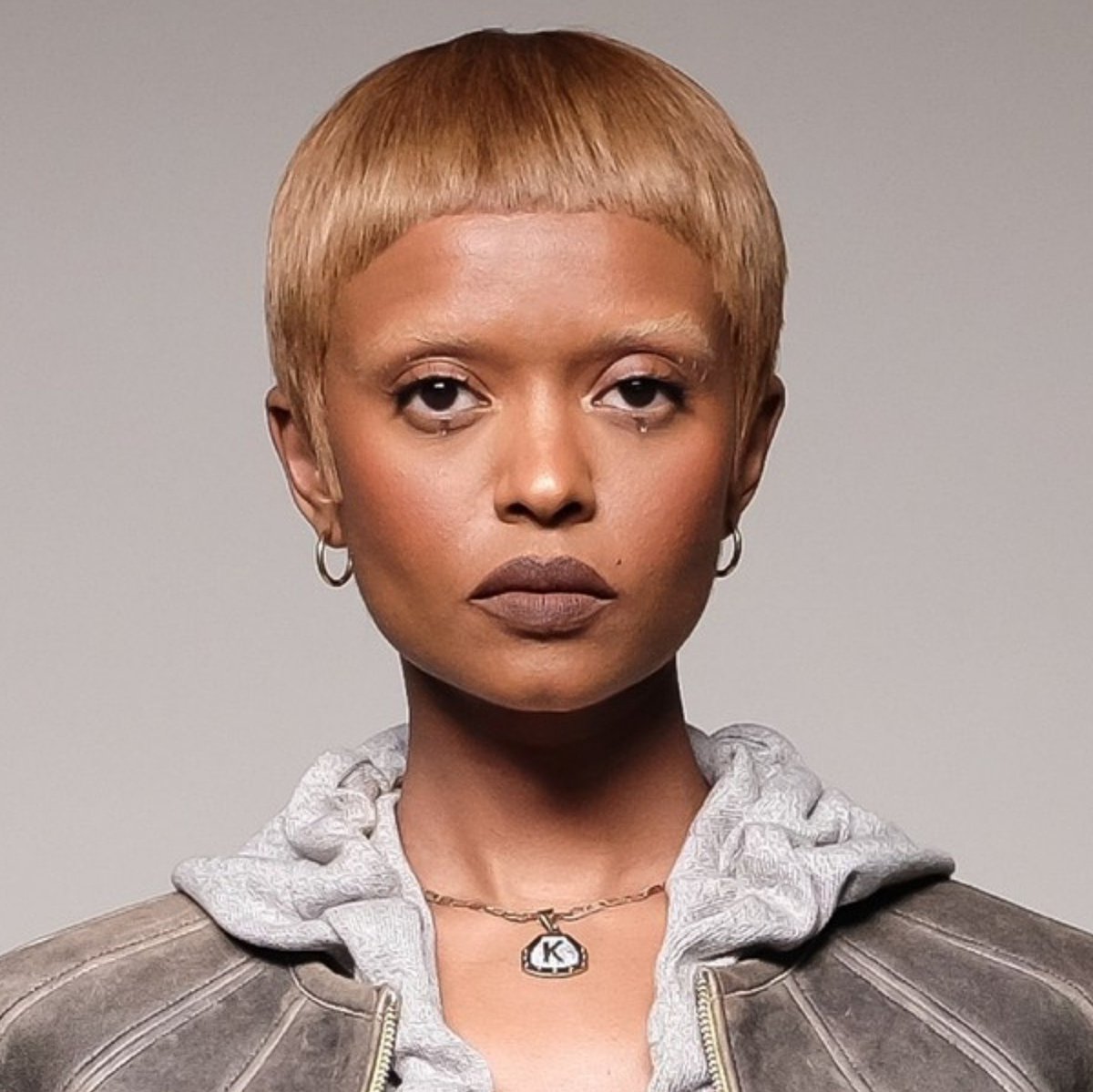 updatecharts's tweet photo. Kelela sobre PinkPantheress: 

“Fiquei instantaneamente chocado na primeira vez que ouvi PinkPantheress. As pessoas no Twitter já estavam brincando que ela era minha filha, então eu imediatamente tive que ouvir por mim mesmo. O que eu encontrei é uma artista que já sabe exatamente quem ela é. Eu entendi por que as pessoas estavam fazendo a conexão entre nós, mas também por que foi redutor parar por aí porque ela não é uma extensão de ninguém. Ela escreve suas próprias músicas, produz muita de sua própria música e tem uma visão sonora incrivelmente potente. E ela está fazendo tudo isso como uma mulher negra em um gênero que raramente abriu espaço para nós, o que significa que cada faixa que ela faz também é uma porta que fica aberta atrás dela.”