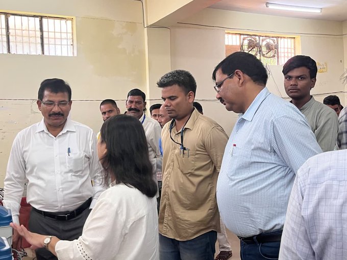 IndiaNewsUP_UK's tweet photo. बहराइच : निर्वाचन नोडल अधिकारी एथेल रोथांगपुई जिले में  
EVM, वीवी पैड की फर्स्ट लेविल व्यवस्था चेक की 
EVM की सुरक्षा, एफ.एल.सी गुणवत्ता की जाँच 
#Bahraich #ElectionCommission #EVM
#IndiaNewsUP @DMBahraich https://t.co/C7rS4tz41E