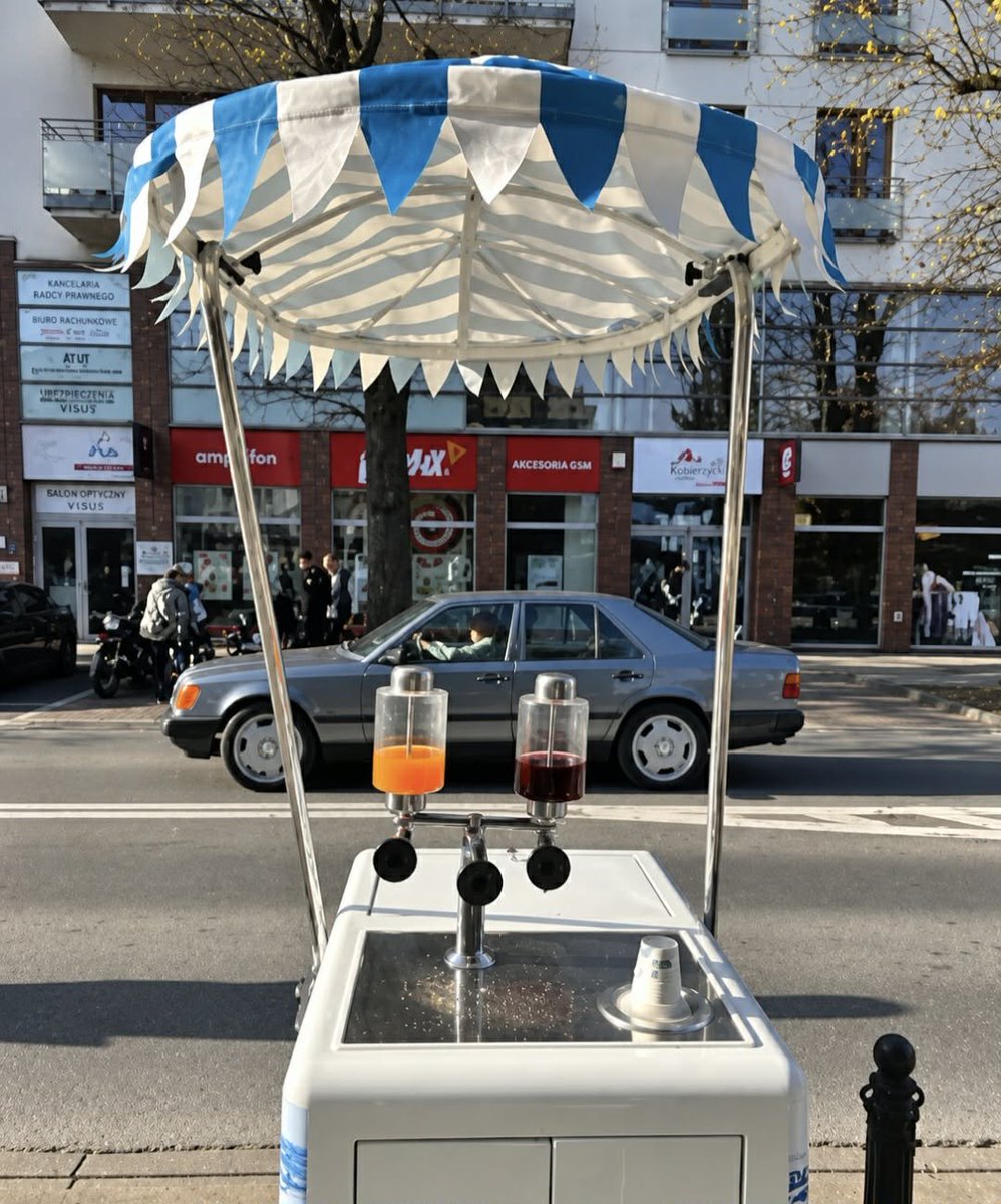 MinskPwik's tweet photo. 13 września odbył sie Warkot - 14. Miński Zlot Pojazdów Zabytkowych! 🚗Nasz Miński Saturator również był na miejscu. Można było napić się wody - z sokiem albo bez - i przy okazji zobaczyć wyjątkowe zabytkowe auta i motocykle. 🙂
#PWiK #MińskMazowiecki #Warkot #MińskiSaturator https://t.co/aa6ZEsWGVR