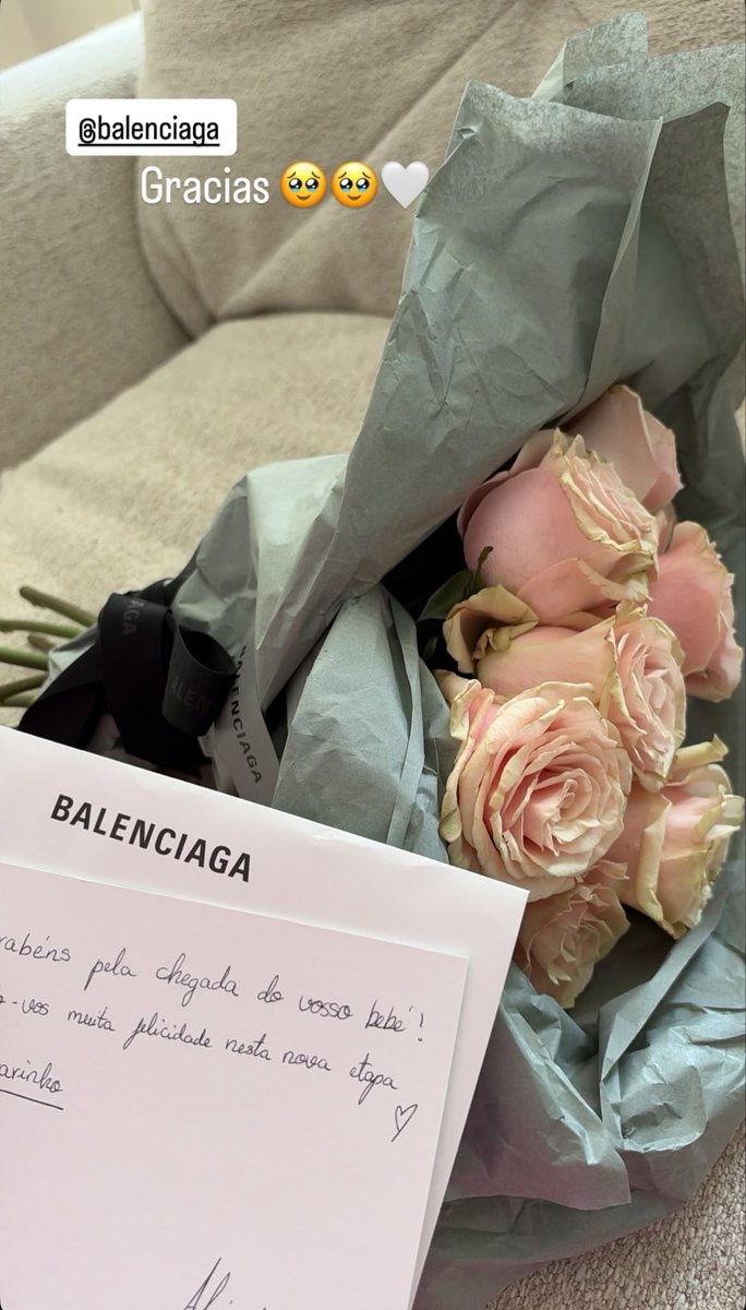 juliana_alter's tweet photo. Gabriel mal nasceu e já está recebendo mimos de luxo das marcas. O star quality do garoto não é brincadeira. https://t.co/O882yh1Gwn