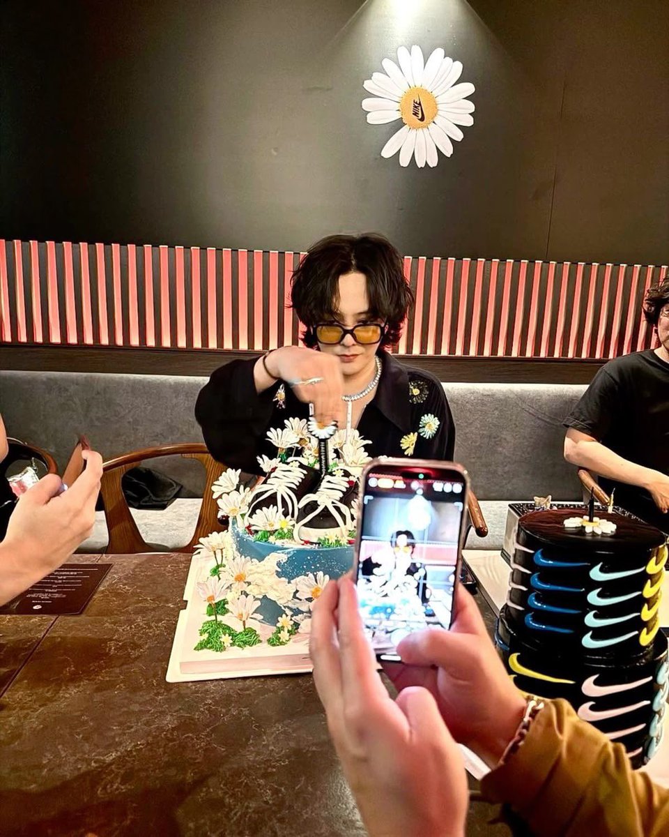ii8frA's tweet photo. 생일 넘조아해서 아직까지도 생일 일주일전부터 기대만땅에 친구 오백명하구 케이크촛불불고 생일파티하는거 존니귀엽고 여덟살가틈 https://t.co/IA5rQCPwSo