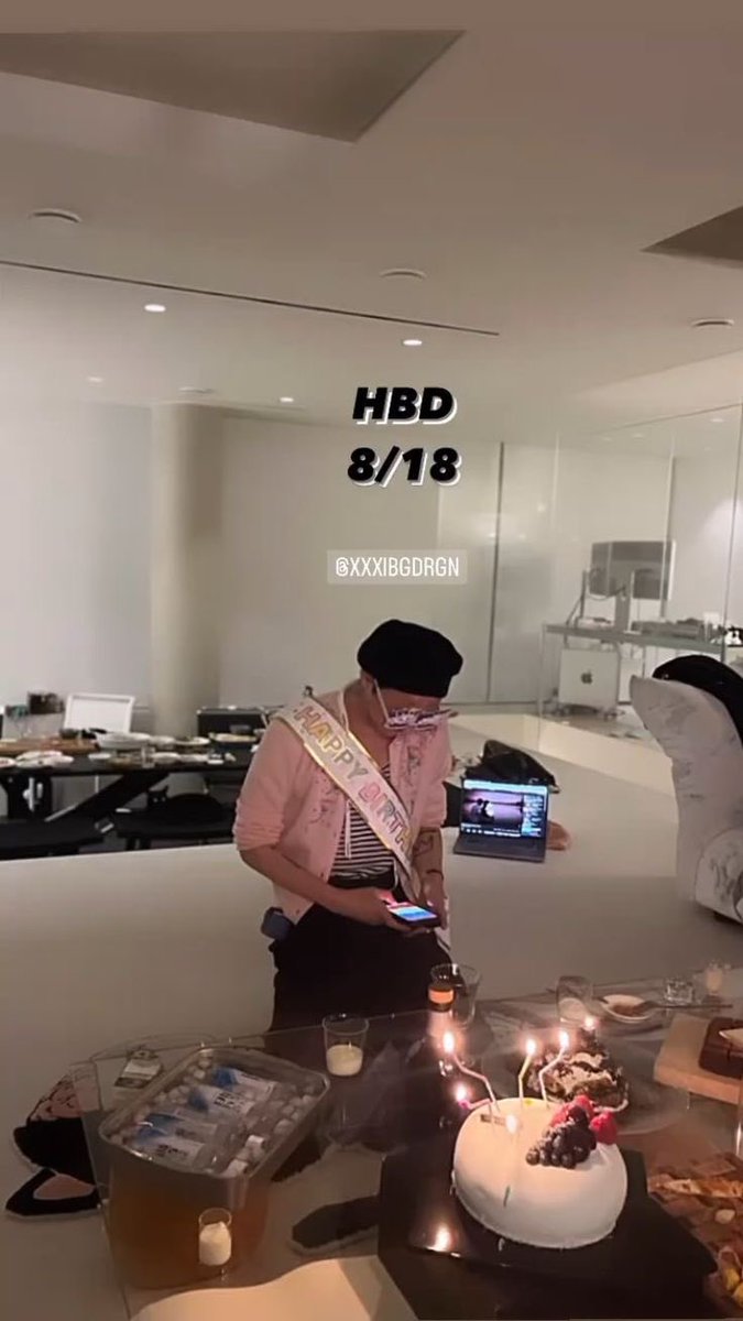 ii8frA's tweet photo. 생일 넘조아해서 아직까지도 생일 일주일전부터 기대만땅에 친구 오백명하구 케이크촛불불고 생일파티하는거 존니귀엽고 여덟살가틈 https://t.co/IA5rQCPwSo