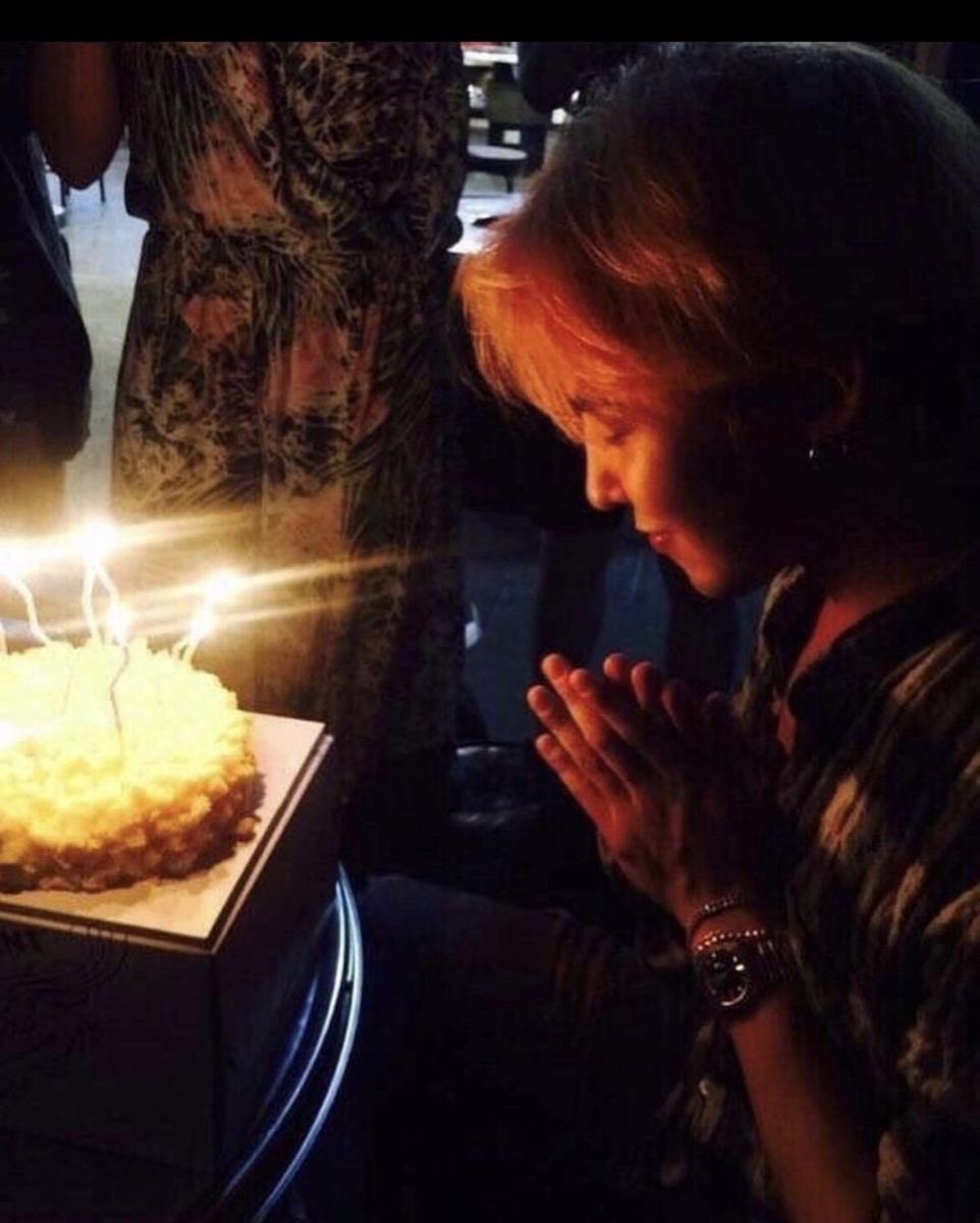 ii8frA's tweet photo. 생일 넘조아해서 아직까지도 생일 일주일전부터 기대만땅에 친구 오백명하구 케이크촛불불고 생일파티하는거 존니귀엽고 여덟살가틈 https://t.co/IA5rQCPwSo