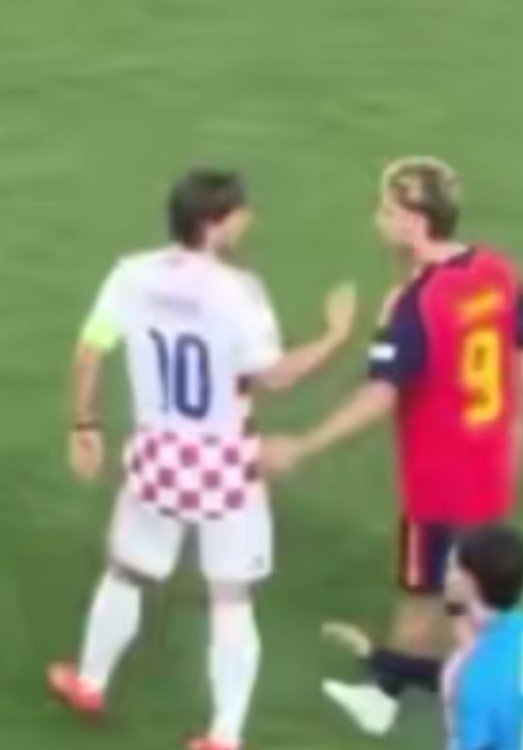 tomisinfcb's tweet photo. 🚨 Fermín López on what Luka Modrić told him after the final whistle against Croatia:

“After the final whistle, Modrić came to me and told me that my rise has been mind-blowing.

He said he sees me as one of the midfielders who can take up the mantle when he eventually retires, and honestly, hearing that from Luka means a lot.

He told me, ‘Keep working hard. Don’t stop improving, because you have something every midfielder wishes they had even I wished I had it more  and that’s your eye for goal.’

I was just smiling because you’re talking about Luka Modrić, one of the greatest midfielders ever, telling you something like that.

He told me to stay hungry, keep learning and never lose that instinct to get into dangerous positions and score.

Coming from him, those words will stay with me for a long time.”