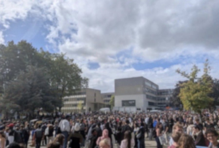 AlertesInfos's tweet photo. 🇫🇷 ALERTE INFO - La COLÈRE gagne désormais les universités : des étudiants BLOQUENT l’université Rennes 2 en soutien au mouvement lycéen. (témoins) https://t.co/QN5Lr3PpDu