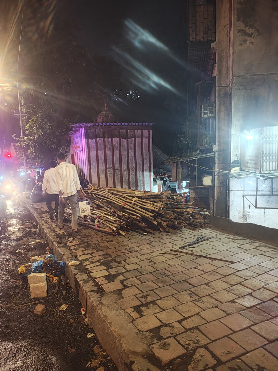 SahuSanketS's tweet photo. @MumbaiPolice @mybmc 
The footpath opposite to Shikara Heigts,GTB Nagar, Near GTB Nagar Station, is encroached by some people by keeping their articles under black tarpatri and bamboos on road. Please take immediate action. https://t.co/v8jNLXG5HS