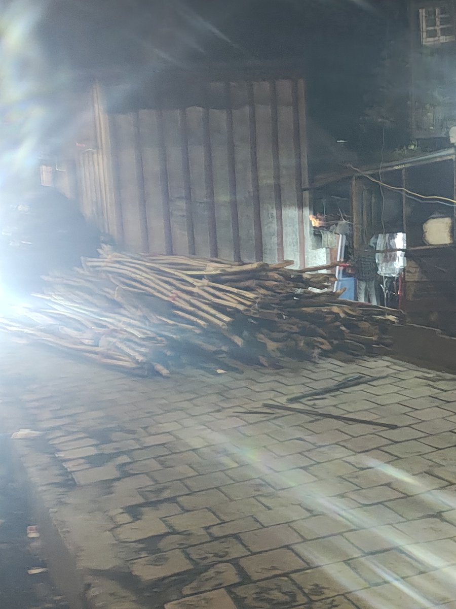 SahuSanketS's tweet photo. @MumbaiPolice @mybmc 
The footpath opposite to Shikara Heigts,GTB Nagar, Near GTB Nagar Station, is encroached by some people by keeping their articles under black tarpatri and bamboos on road. Please take immediate action. https://t.co/v8jNLXG5HS