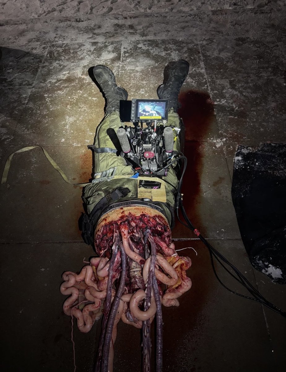 deaditesin's tweet photo. practical effects are SO fuckin cool (resident evil spoilers) https://t.co/Wn9QeN3lF1