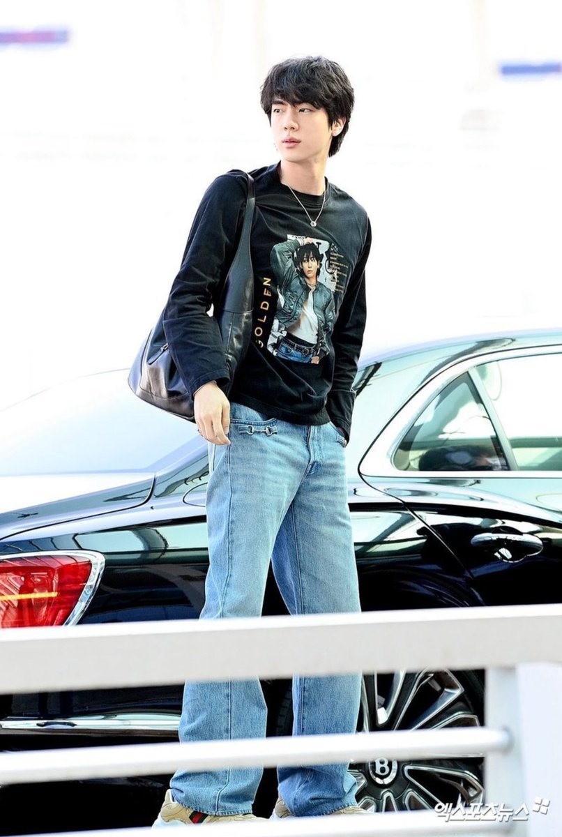 iamSheridan_ksj's tweet photo. When I first saw Seokjin's airport outfit earlier, my first reaction was "what were you even thinking again Jin?" But then, I was quickly reminded that I shouldnt even be surprised anymore. My bias has always been the most unpredictable and full of surprises. From releasing SuperTuna, performing TA in Argentina with CP, his sweet and unique Festa events right after his discharge, Run Seokjin Tuesdays & Tour, releasing two albums with exactly 6 months interval, creative album promotions and showcases, Kians, etc, everything he did was uniquely him. The word ordinary is not part of his vocabulary. And I love him to bits.

#Jin #방탄소년단진