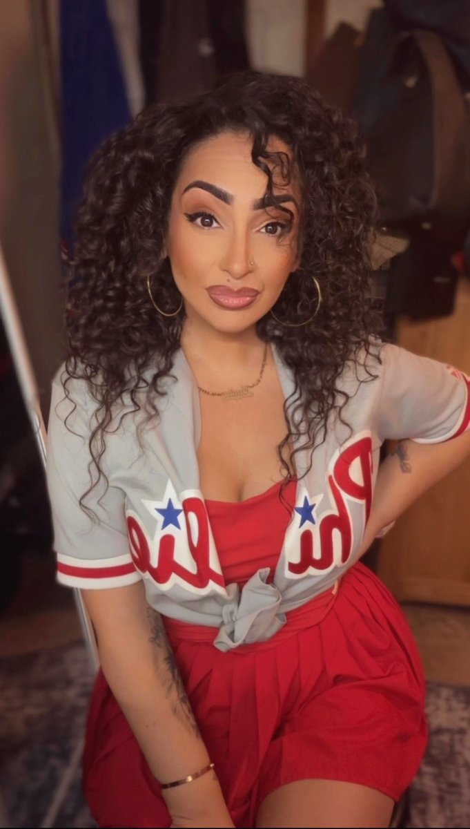 NitaBonitax's tweet photo. My outfit is not a reflection of how I feel about this team * https://t.co/cbW1sFh5Ix