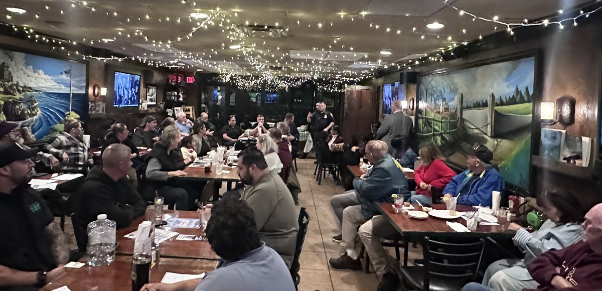 NYPD121Pct's tweet photo. This week your Community Affairs &amp; Quality of Life Officers continue to be connected with the community by attending local civic meetings. 

It allows us to provide an opportunity address concerns, share information on crimes and work together to keep our neighborhoods safe. 🤝 https://t.co/d2D4029upP
