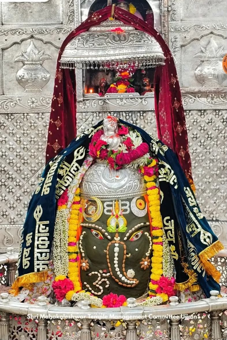 ROOPCHAUDHARY's tweet photo. ॐ श्री महाकालेश्वराय नमः, दिनांक 30  सितंबर 2026 का ज्योतिर्लिंग भगवान श्री महाकालेश्वर जी का संध्या काल दिव्य आरती श्रृंगार दर्शन🙏🏻🙏🏻🕉️ नमः शिवाय 🌹🌹बाबा महाकाल भगवान जी के पावन चरणों में कोटि कोटि नमन वंदन है 💐💐शुभ संध्या जी 💐💐🙏🙏 https://t.co/E4NDqk1CB2