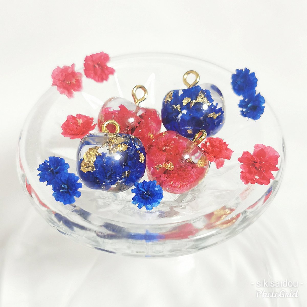 sikisaidou's tweet photo. 販売スタートです(  ˶'꒳'˵ )✨
【願いが実る】幸福アクセサリー🌸
https://t.co/pOZQOguPxq

濃い赤色の深紅と
ロイヤルブルーをお届けです🍎 
ピアスorイヤリングの了解あり。

 #全クリエーターに告ぐ青の作品を解放せよ
#全クリエーターに告ぐ赤の作品を解放せよ https://t.co/6Pl6G6DWns