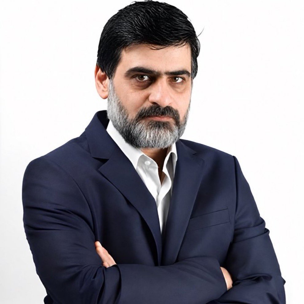 ajansmuhbir1923's tweet photo. Akit yazarı Ali Karahasanoğlu’ndan emeklilere:

“Kusura bakmasınlar... Bana AK Parti öncesinde emekli ne maaş alıyordu, şimdi ne maaş alıyor, bunun kıyaslamasını yapsınlar.

AK Parti iktidarı öncesinde aynı durumdaki emekliler aldıkları emekli maaşı ile kaç ekmek alabiliyorlardı, bugün kaç ekmek alabiliyorlar, söylesinler; geriye mi gidiş var, ileriye mi gidiş var, birlikte değerlendirelim.”