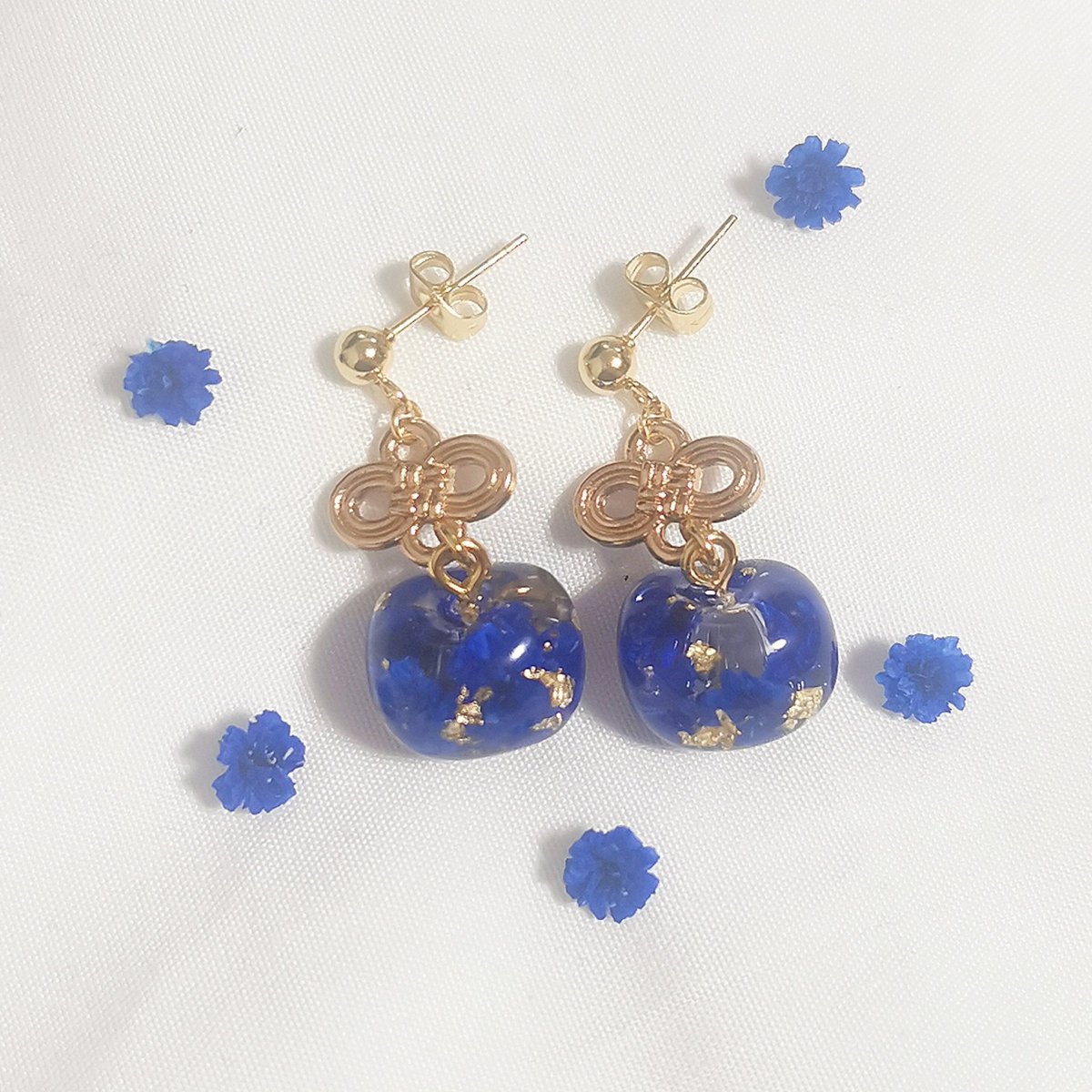sikisaidou's tweet photo. 販売スタートです(  ˶'꒳'˵ )✨
【願いが実る】幸福アクセサリー🌸
https://t.co/pOZQOguPxq

濃い赤色の深紅と
ロイヤルブルーをお届けです🍎 
ピアスorイヤリングの了解あり。

 #全クリエーターに告ぐ青の作品を解放せよ
#全クリエーターに告ぐ赤の作品を解放せよ https://t.co/6Pl6G6DWns