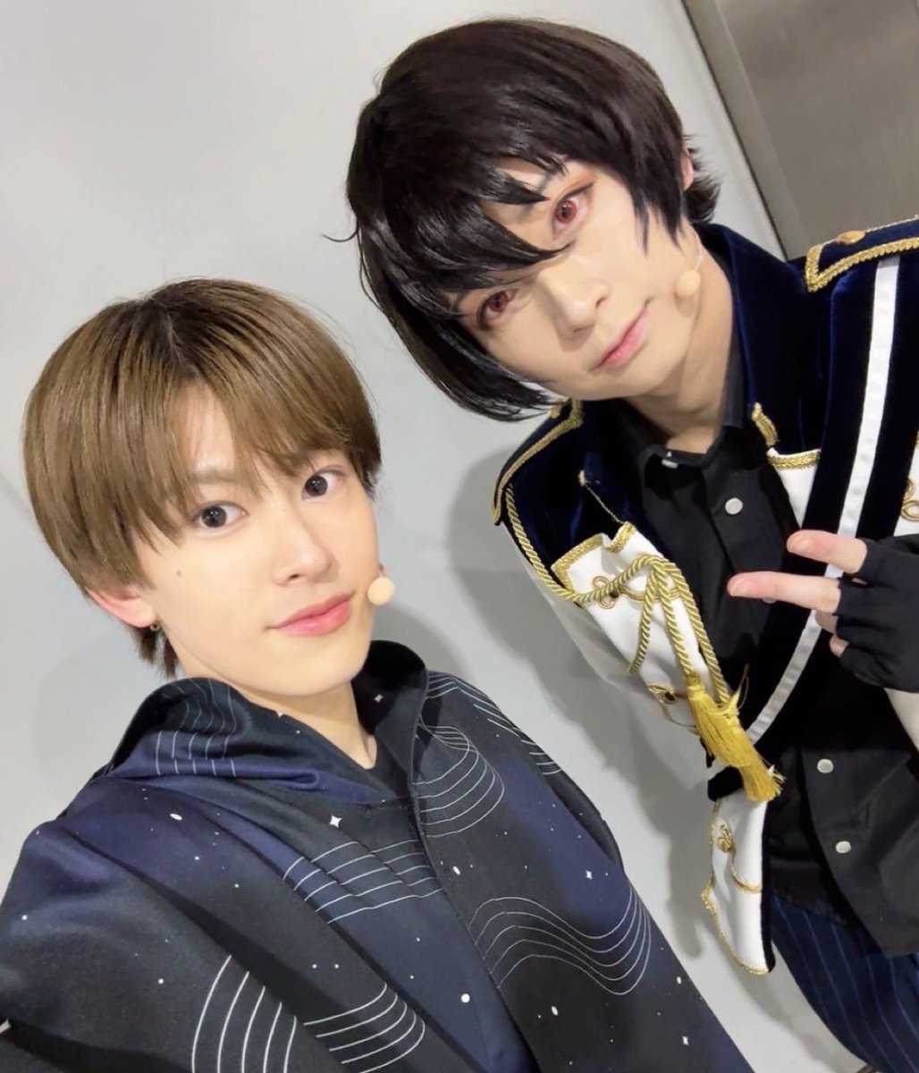 nikiritsu's tweet photo. Day idk sorry I'm super late.
Inspired by their stage actors' wefie! Back when Niki was still in a duo unit, he saw Knights and thought they're cool so he asked Ritsu for a pic. They completely forgot abt this tho even after reuniting in ES!!
#RareStarsFall2026 | @rarestarsfall https://t.co/patjk7SZEX