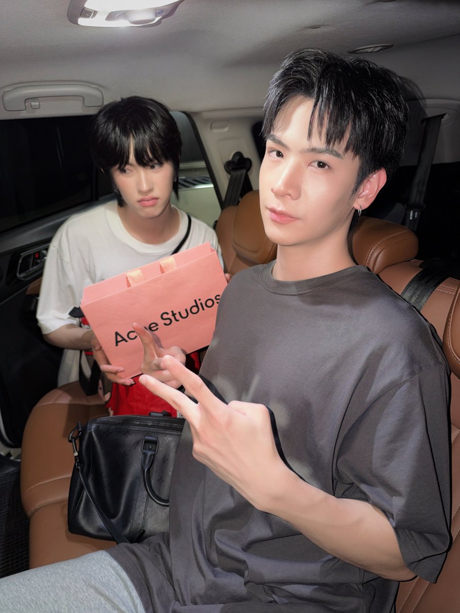 naminji___'s tweet photo. ลุคกลับบ้านแบบไม่เตี๊ยม ก็ว่าย่าค้นอะไรอยู่ข้างหลังเฟรม 55555 แต่ขอถ่ายแปปๆ 1..2 อ้ออออ🎁55555555 ถ่ายเสดเจ้าของวันเกิดหันไปยิ้มกว้างเลย  

#LatteTNC #kkim_pst #LATTEKIM https://t.co/pRx3abAbVS