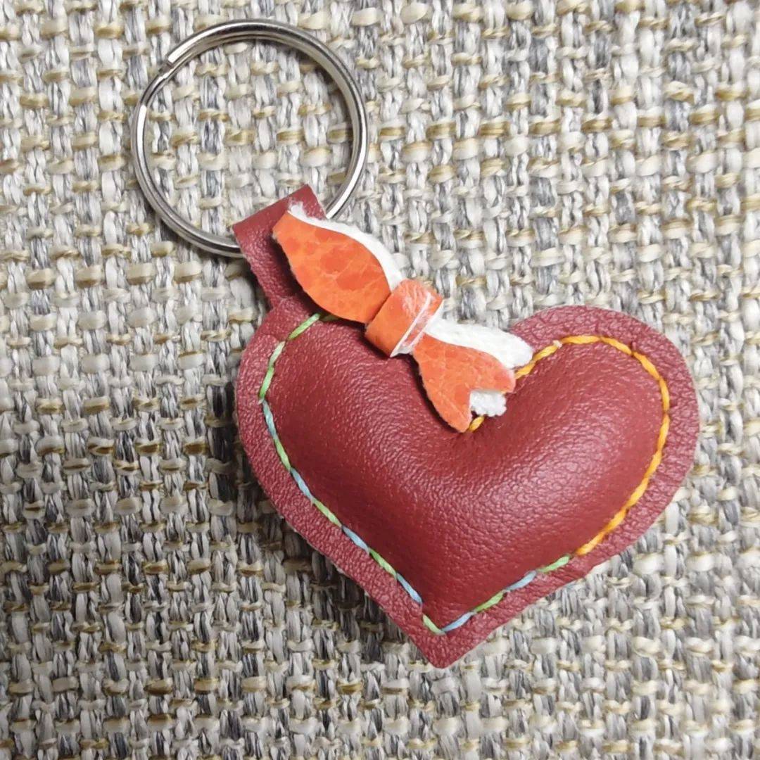 c_connor_67_8e7's tweet photo. [The spicy pepper-shaped keychain by my favorite love-themed room decor is so warm and lovely!] https://t.co/EHaQCqBmTe