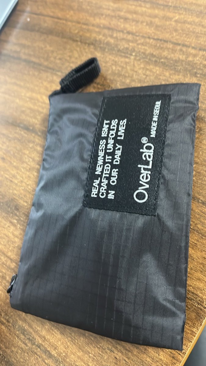 ke___________su's tweet photo. 人生で初めて自分の推しブランドを見つけた。
名を Over Lab®︎
パラグライダーを再利用してバッグやアクセサリーにしているらしい
まずはウォレットとメッシュキャップとクロスバッグを購入
#overlab https://t.co/0gvbKTQeKj