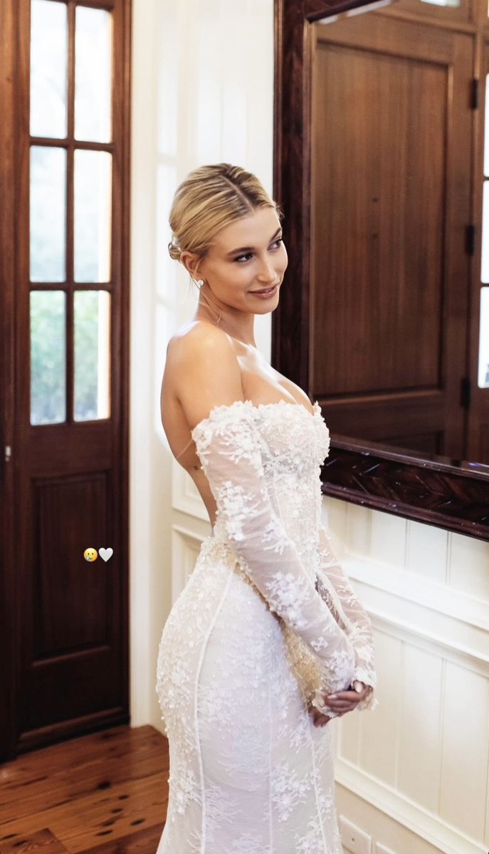 flatlineuhl's tweet photo. 7 years of the most beautiful bride and most googled wedding dress https://t.co/P446XTAuIi