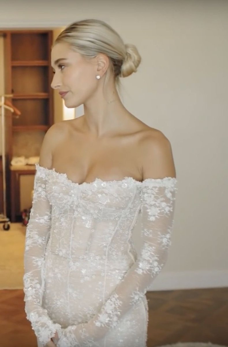 flatlineuhl's tweet photo. 7 years of the most beautiful bride and most googled wedding dress https://t.co/P446XTAuIi