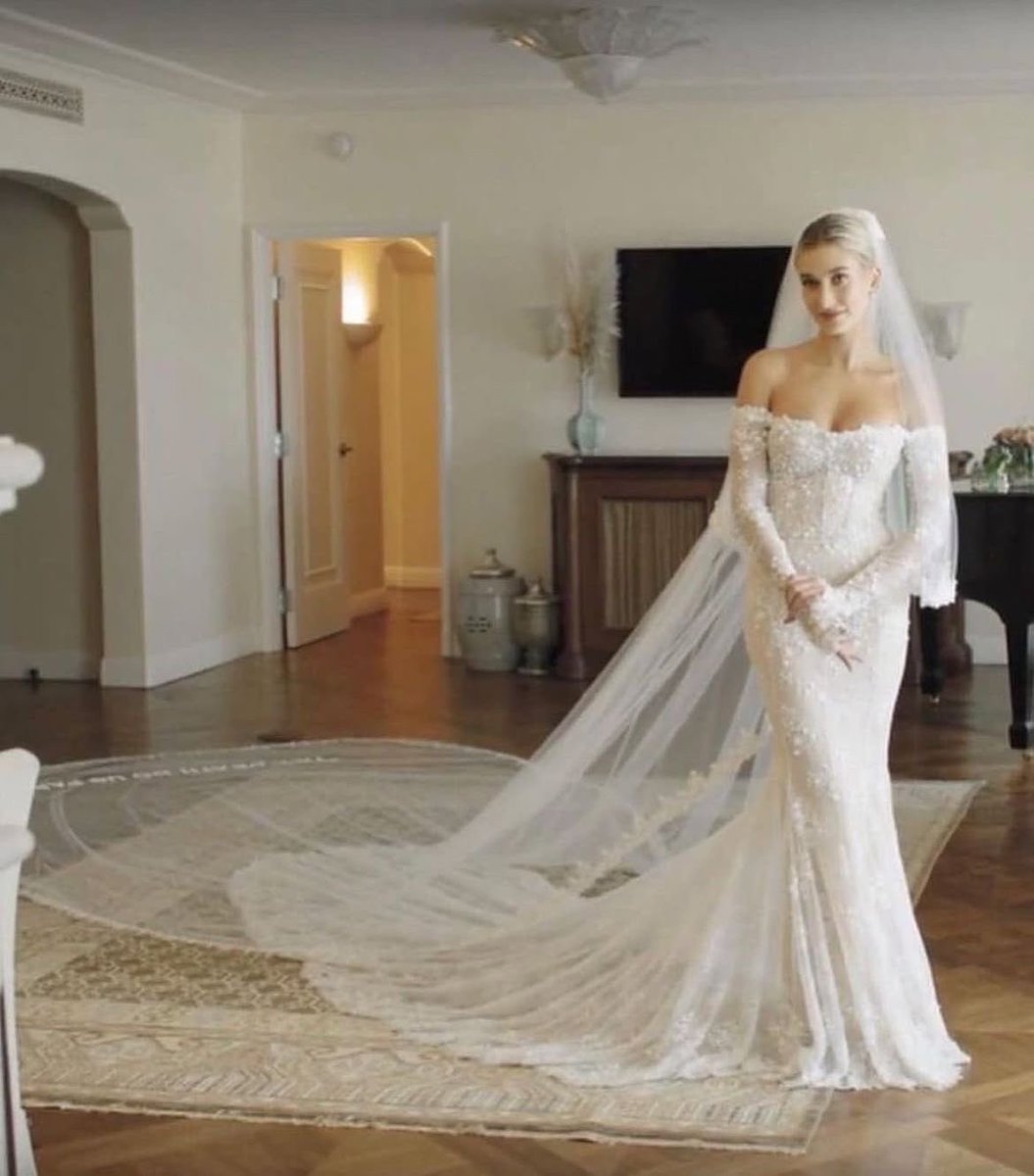 flatlineuhl's tweet photo. 7 years of the most beautiful bride and most googled wedding dress https://t.co/P446XTAuIi