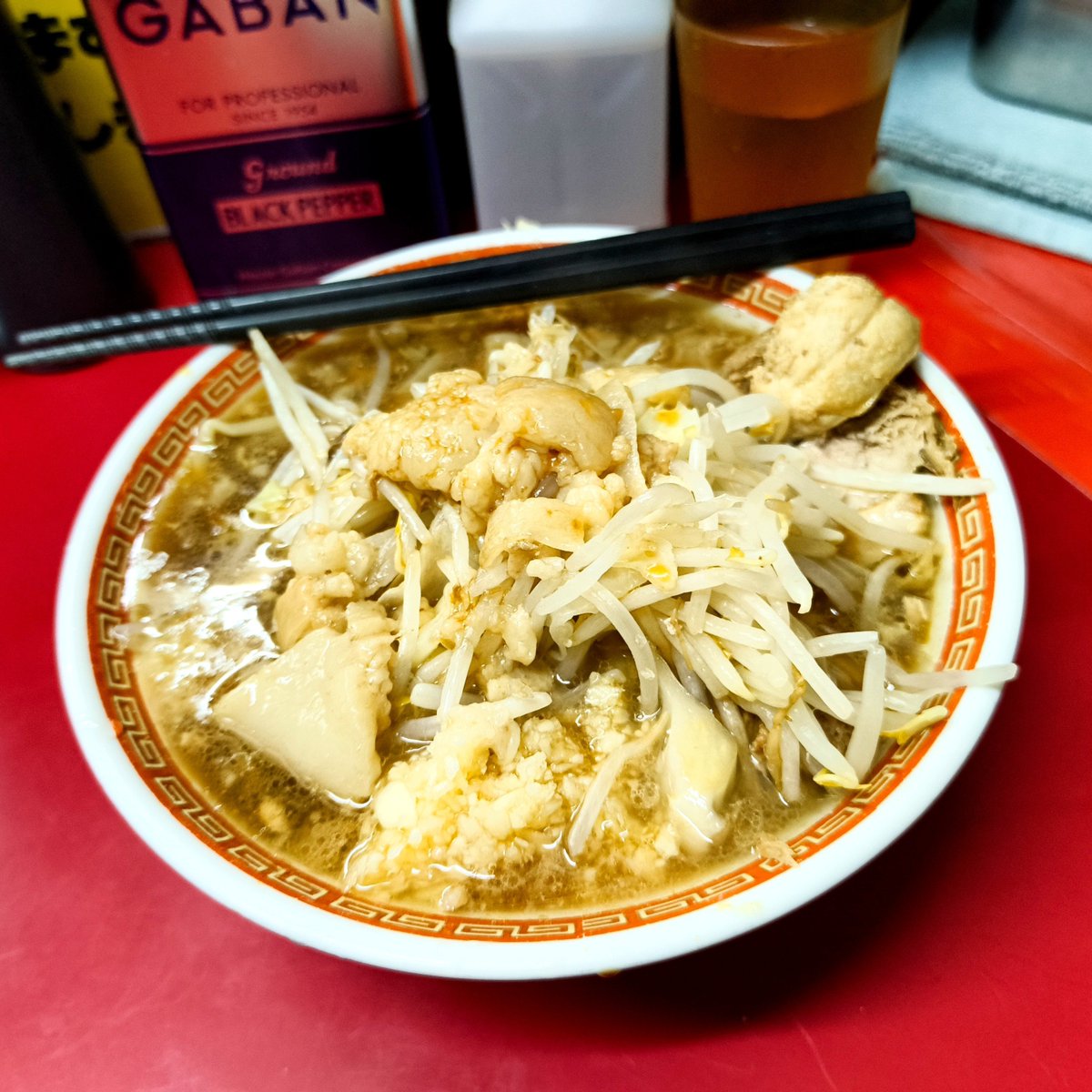 gauloisesark's tweet photo. 目黒二郎 全部！って言った
スープはマジで甘しょっぱくて豚と脂でねじ伏せてる感じ
麺は150g位？少ないけどグニュっとしててうまい
豚は小さいけど4つ位入ってて味濃くて脂も美味しい
野菜やニンニクは少ない
ボリュームは無いが紛れもない直系二郎のパワーを700円でサッと食って帰れるのがいいっすね https://t.co/CsklCLwRkq