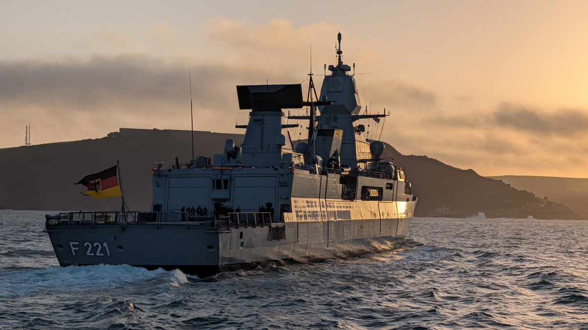 raylikestea's tweet photo. 🇩🇪 FGS HESSEN (F221) at Plymouth Breakwater in the early morning light, while undertaking operational sea training with @FOST https://t.co/SyNBeY6jWj