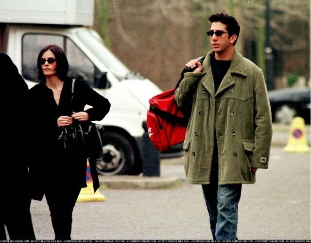 ChandlerBing_12's tweet photo. David Schwimmer and Courteney Cox arriving on set to film the Ross and Emily wedding episodes in London https://t.co/TRWAeUvYUt
