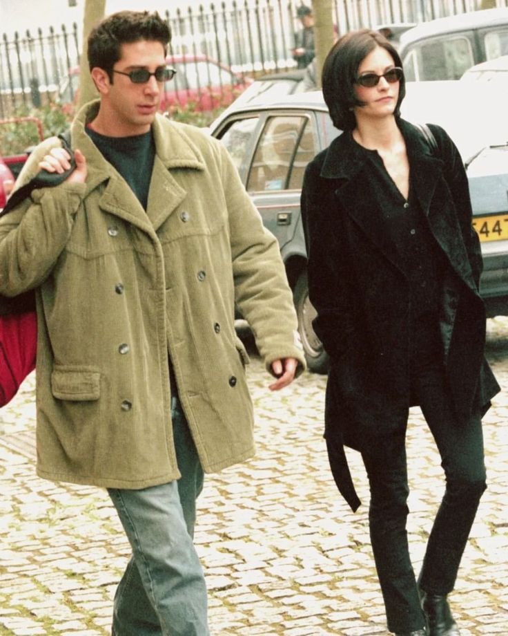 ChandlerBing_12's tweet photo. David Schwimmer and Courteney Cox arriving on set to film the Ross and Emily wedding episodes in London https://t.co/TRWAeUvYUt