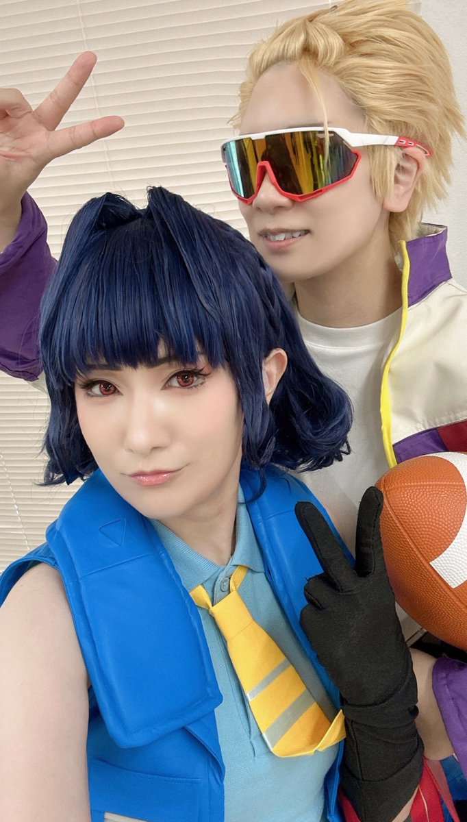shiki_no69's tweet photo. 【cos/TF/擬】ブリッツ🏈

超絶美少女からのコーチ！！！本当コスプレイヤーってすごいな‼️‼️‼️😆😂

美少女💙&amp;コーチ🏈@higonoamagami https://t.co/ZXujVEFM9R