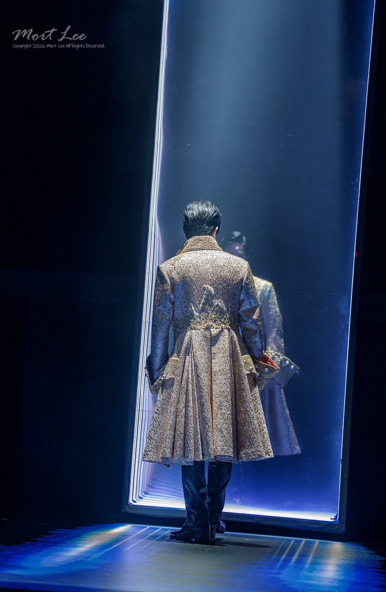 pic_mort's tweet photo. 20260930 뮤지컬 '오페라' 프레스콜 (1)
장소: 이화여대 삼성홀
배우: 문태유
장면: 베르사유

#문태유 #루이 #태양왕 #문루이 #거울 #가면 #불안 https://t.co/KiVB9qnjGT