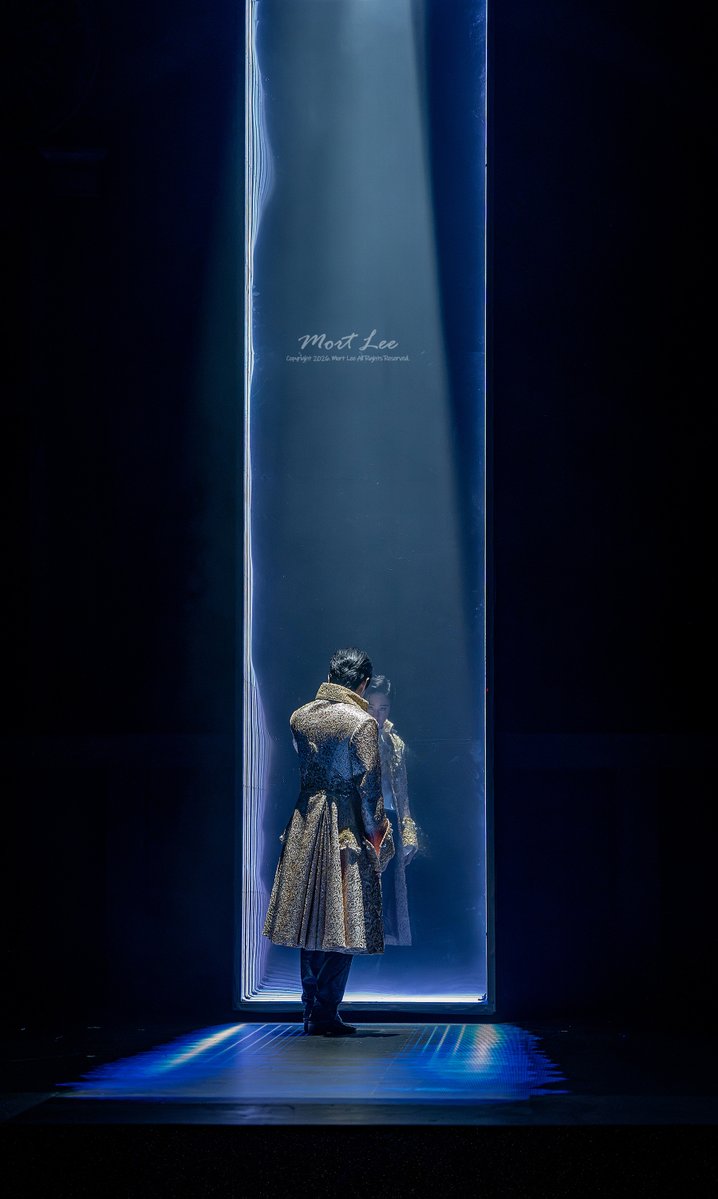 pic_mort's tweet photo. 20260930 뮤지컬 '오페라' 프레스콜 (1)
장소: 이화여대 삼성홀
배우: 문태유
장면: 베르사유

#문태유 #루이 #태양왕 #문루이 #거울 #가면 #불안 https://t.co/KiVB9qnjGT
