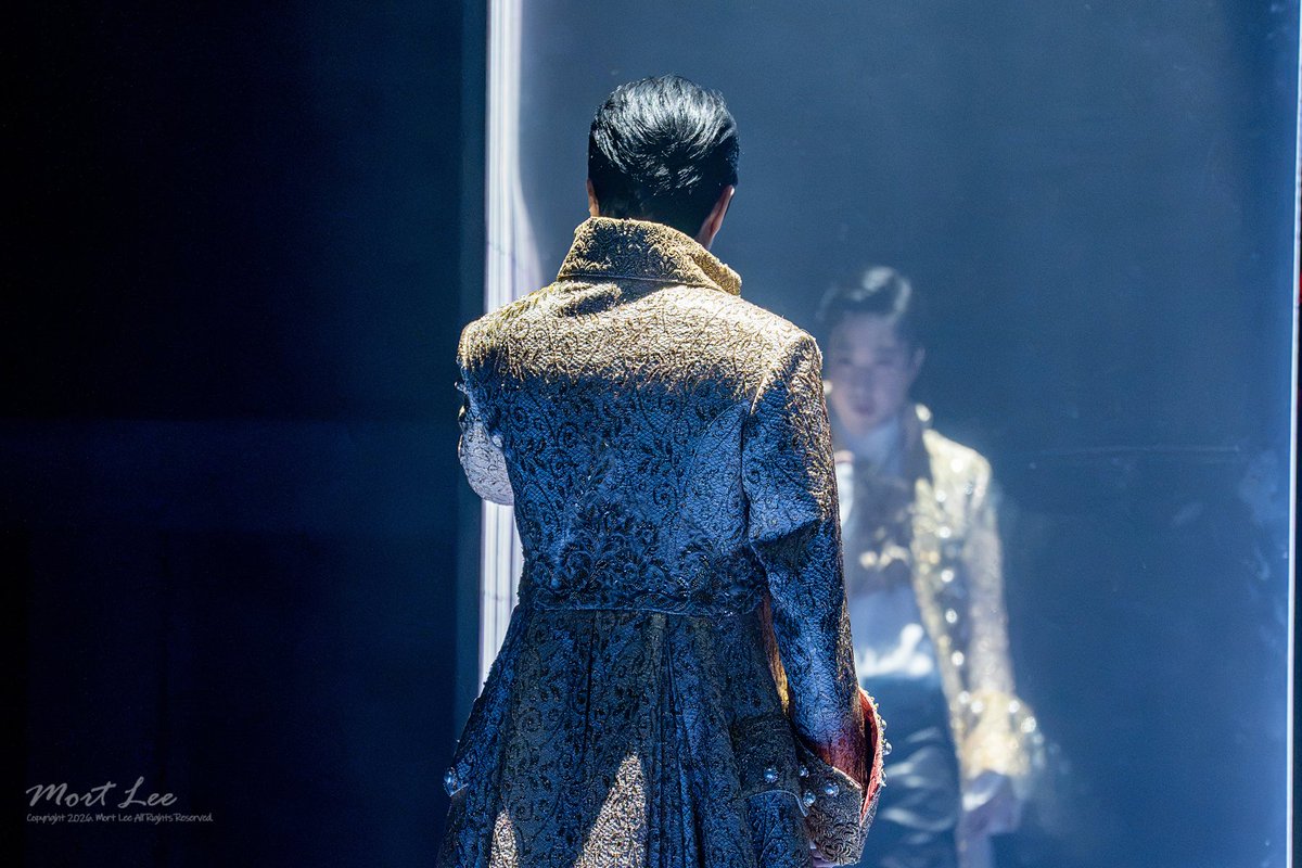 pic_mort's tweet photo. 20260930 뮤지컬 '오페라' 프레스콜 (1)
장소: 이화여대 삼성홀
배우: 문태유
장면: 베르사유

#문태유 #루이 #태양왕 #문루이 #거울 #가면 #불안 https://t.co/KiVB9qnjGT