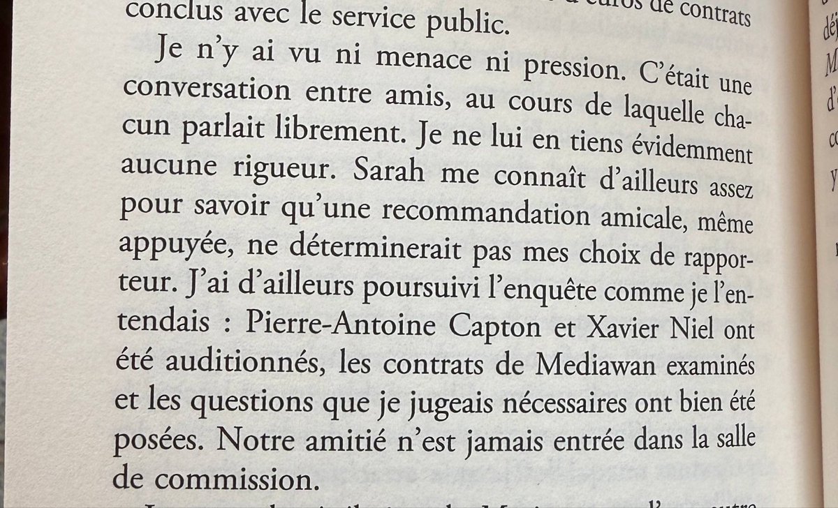 Riposte_R's tweet photo. Le livre de Charles Alloncle qui vient de sortir confirme point par point ce que Sarah Knafo avait dit le jour même de la sortie de Marianne avant de déposer plainte contre le journal. 

1. Sarah Knafo n’a jamais mis la pression à Charles Alloncle. Il l'écrit noir sur blanc : « Je n'y ai vu ni menace ni pression. C'était une conversation entre amis. » « Je ne lui en tiens aucune rigueur. ».

2. La conversation n'a rien changé au travail de Charles Alloncle. Niel et Capton ont bien été auditionnés. Les mots de Charles sur Sarah : « Notre amitié n'est jamais entrée dans la salle de commission. » Pas d'influence, donc pas de pression.

3. Sur le fond, Alloncle confirme exactement ce que Sarah Knafo expliquait en août : ils ont discute d’un désaccord de fond, qui n’était aucunement une mise en garde. Elle lui a dit qu'il visait le petit bout de la lorgnette au lieu de charger le système. Pour Sarah Knafo, le scandale n'est pas uniquement de savoir quel producteur touche l'argent du service public, c'est qu'un service public distribue des centaines de millions à des producteurs. La réponse de Knafo ? C’est la privatisation totale : plus un centime pour personne. Sarah Knafo est donc plus radicale contre les boîtes de production que le rapporteur Alloncle, pas plus complaisante.

Deux mois après la « boule puante » de Marianne, c'est le principal intéressé qui rétablit la vérité. Ceux qui ont dégainé dans l'heure en plein mois d'août, avec des messages identiques et manifestement préparés, sont priés de s’excuser et de relire la page 266 du livre de Charles Alloncle.