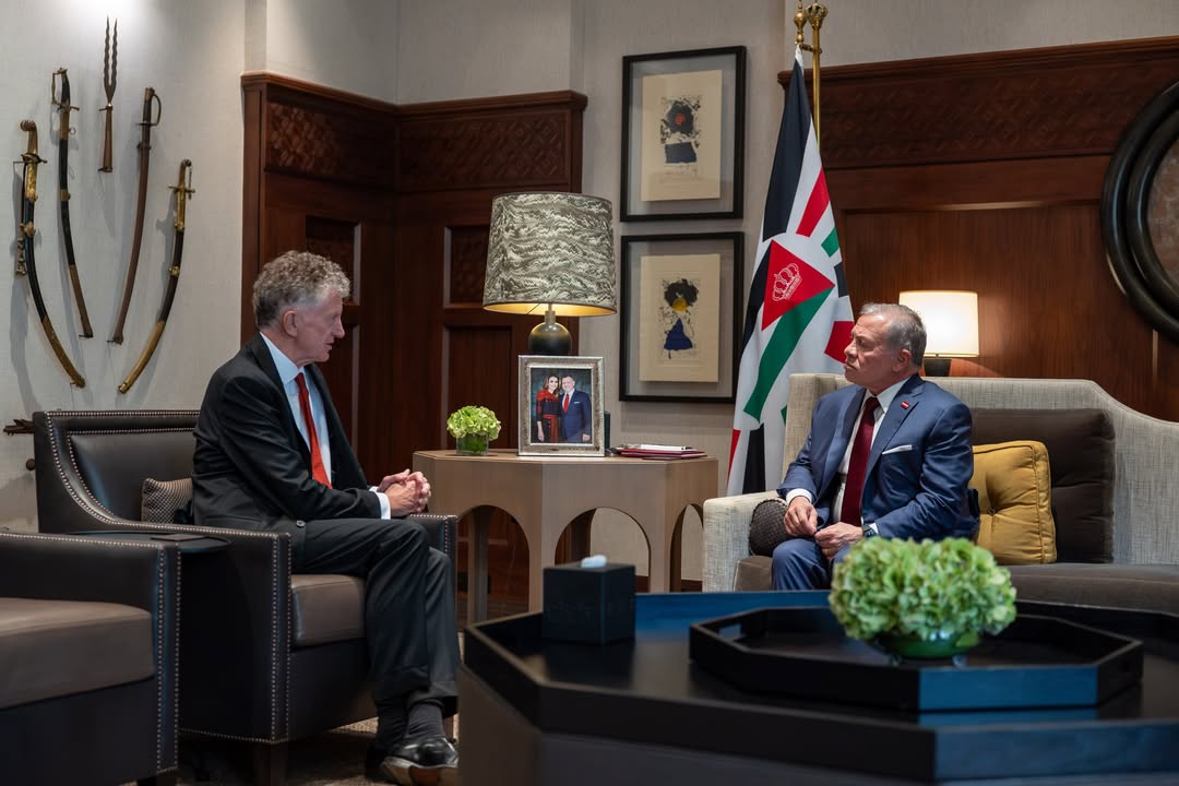 BUEJordan's tweet photo. جلالة الملك عبدالله الثاني يستقبل مستشار الأمن القومي البريطاني جوناثان باول في قصر الحسينية، ويؤكد ضرورة تكثيف الجهود الدولية للتوصل إلى تهدئة إقليمية شاملة تضمن أمن الدول العربية وتعيد للمنطقة استقرارها. His Majesty King Abdullah II receives United...  #Jordan #KingAbdullahII https://t.co/Rl5D5JaKd2