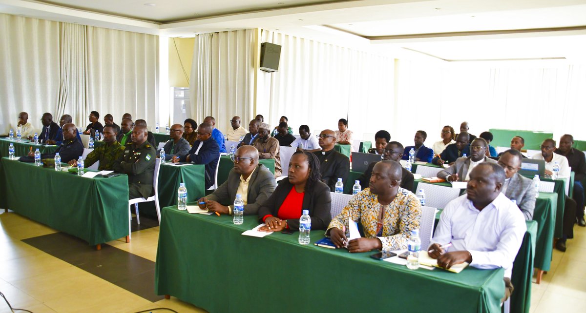 RwandaNorth's tweet photo. I Musanze, hateraniye inama ihuje @RwandaGender, @RwandaNorth n’abahagarariye amadini n’amatorero akorera muri iyi Ntara. Abayitabiriye baraganira ku ruhare rw’amadini n’amatorero mu kubaka umuryango utekanye kandi ushoboye hibandwa ku ngamba zo gukemura ibibazo biwugarije https://t.co/NButs7aZ9J