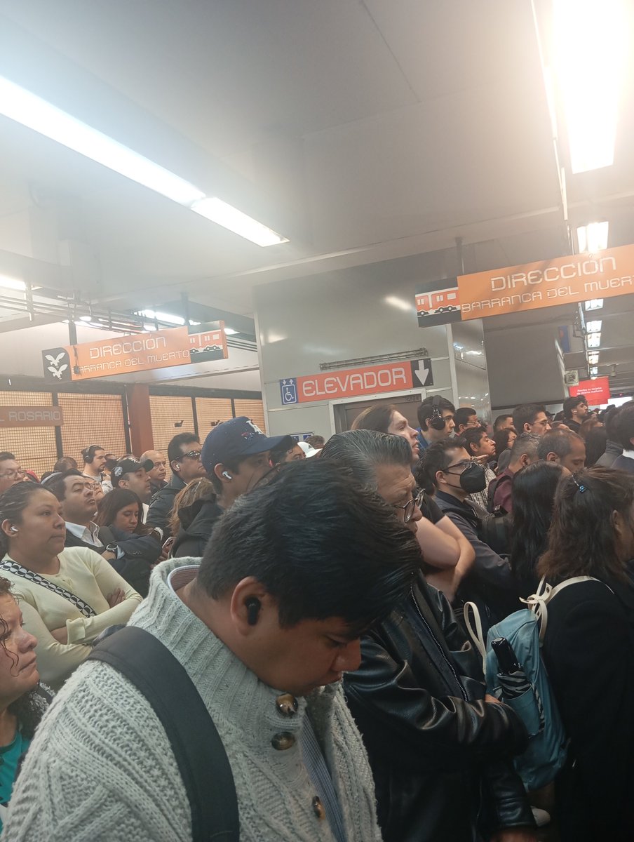 Lili_DoMin's tweet photo. @MetroCDMX No es gran afluencia, es que no saben organizar el arribo de los trenes, estaba vacía la estación, 2 trenes arriban y los mandan a otro andén y a lo que llegan https://t.co/F4yjr1gS1v