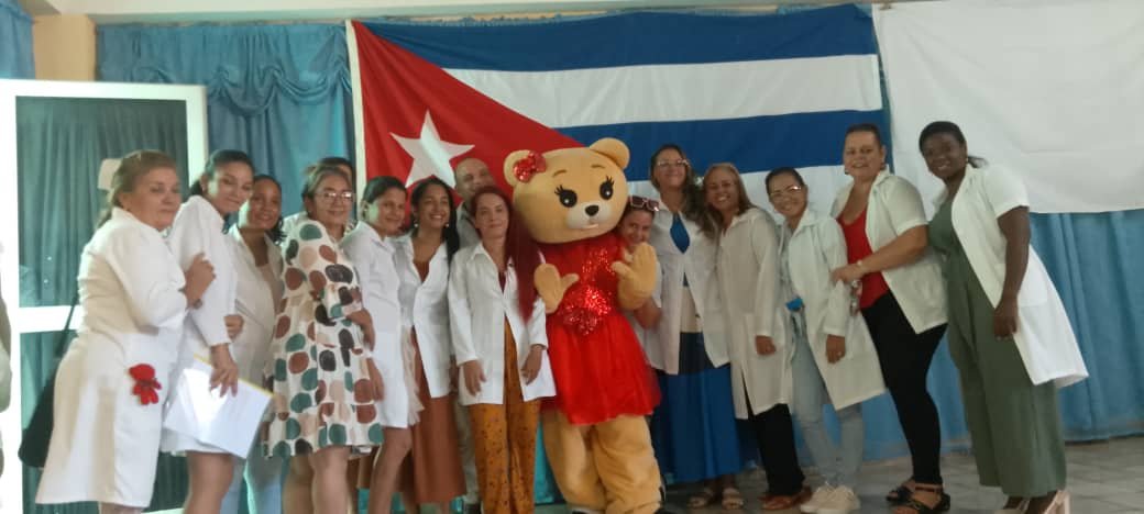 MonteElia78019's tweet photo. Acto por el Día de la Pediatría en el Hospital Pediátrico General Milanés de Bayamo, donde reconocimos la entrega de nuestros especialistas.
Mi felicitación llega también a los pediatras que, desde salas y cuerpos de guardia, cumplen con su deber cuidando la salud de la infancia. https://t.co/im4gIR4Rdx
