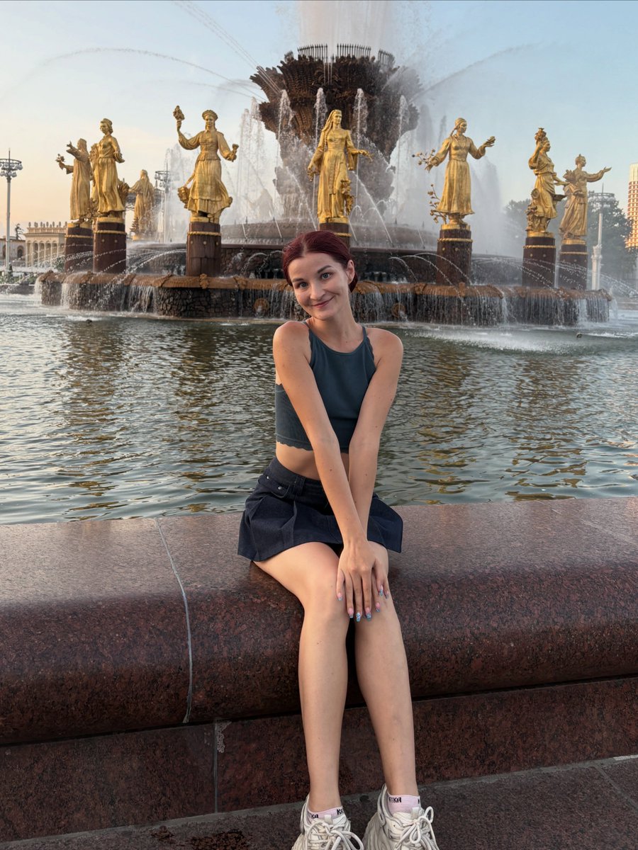 LurleneVocelka's tweet photo. 2026년 8월 8일 Anastasiya Isaeva의 사진. 버킹엄 분수와 텍스트가 포함된 이미지일 수 있습니다. https://t.co/LE4fk9q2ZA