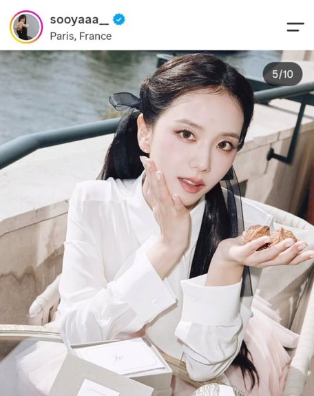 KpopInside4rdi's tweet photo. The whitewashing 😭😭 https://t.co/8viTWM5YN6