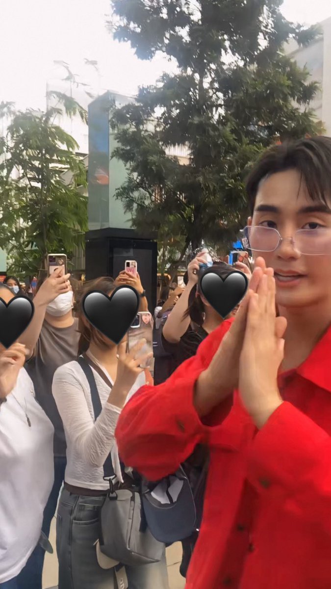 lilyingzh's tweet photo. ช่วงนี้เห็นฟอสเต็มฟีดแล้วชื่นใจมากเลยอยากแชร์บ้าง คือนอกจากฟอสจะมีมือวิเศษ ฮียังมีตาวิเศษด้วย ไม่ว่าตรงนั้นจะมีฟคอยู่กี่ชีวิต ปปก็จะมองเห็นทุกคนเสมอ เราไม่ใช่สายหน้างาน เจอน้อยมาก แต่ไม่เคยมีครั้งไหนที่เจอแล้วเฟลกลับบ้านเลย แล้วสายตาฮีเรสเปคการมีอยู่ของฟคจริงๆ มารักฟอสเยอะๆน้า🥹 https://t.co/BgmQBe1sfB