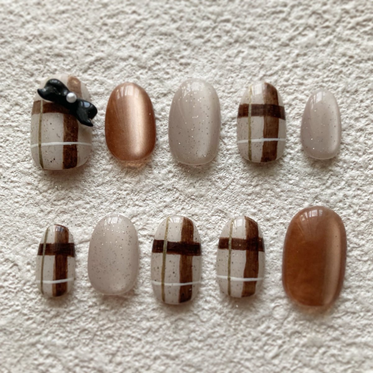 MARYS_NAILS_'s tweet photo. 秋冬らしいデザインも増えてきました🤎王道なチェックデザインにリボンパーツがアクセントになってかわいいです🖤 #ネイルチップ #ネイルチップ販売 #ネイルチップオーダー #ネイルチップデザイン https://t.co/bvtK8SPXIg