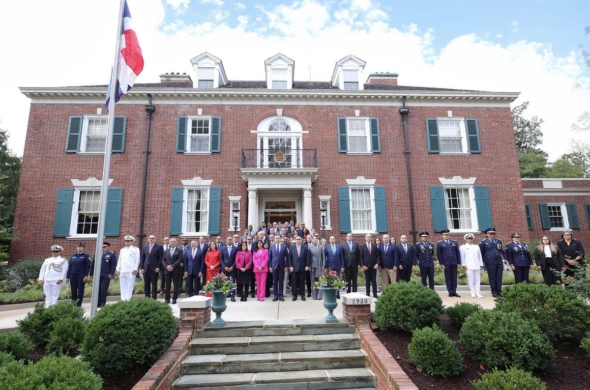 AMCHAMDR's tweet photo. Este lunes iniciamos oficialmente la XXXIV edición de Semana Dominicana en los Estados Unidos con el tradicional izamiento de la Bandera Nacional en la residencia de la Embajada de la República Dominicana en Washington, D.C. https://t.co/CcZlREwhA8