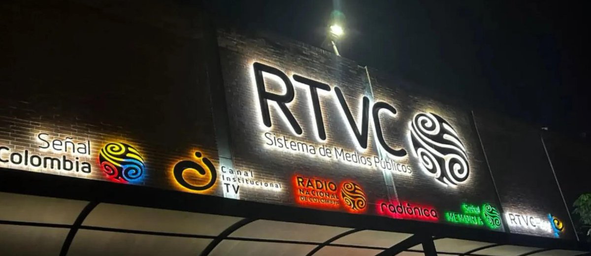 MediosAlianza's tweet photo. "GOBIERNO ANTERIOR DEJÓ SIN UN PESO EL SISTEMA DE MEDIOS PÚBLICOS

A 31 de agosto de 2026, RTVC registraba un faltante de ingresos por $148.391 millones y compromisos por $44.303 millones por encima de los recursos efectivamente recibidos.

La administración anterior asumió compromisos relacionados con conciertos y eventos sin contar con recursos efectivamente disponibles, mientras quedaron sin financiación obligaciones básicas de la operación.
Hoy no existe caja suficiente para atender servicios públicos y arrendamientos de estaciones, lo que pone en riesgo la continuidad de la radio y la televisión públicas.

Bogotá, D. C., 25 de septiembre de 2026

RTVC - Sistema de Medios Públicos denuncia que la administración anterior dejó a la entidad en una situación financiera crítica. La falta de recursos ya amenaza el pago de servicios públicos y de los arrendamientos de estaciones indispensables para mantener al aire la radio y la televisión públicas. Si no se adoptan medidas inmediatas, la operación puede paralizarse en amplias zonas del país.

La revisión con corte al 31 de agosto muestra que, de los $460.654 millones previstos como ingresos para 2026, solo se habían recaudado $312.263 millones: un faltante de $148.391 millones. Entretanto, la entidad había comprometido $356.566 millones, es decir, $44.303 millones más de lo efectivamente recaudado.

Comprometieron recursos sin respaldar lo esencial

La revisión presupuestal y contractual evidencia que, durante la administración anterior, se asumieron obligaciones relacionadas con conciertos, eventos y otras actividades sin contar con recursos efectivamente recaudados o disponibles. No se trató únicamente de una proyección que no se cumplió: se comprometió gasto por encima de la caja real de la entidad.

El resultado es grave: mientras se asumían esos compromisos, quedaron sin respaldo suficiente gastos indispensables y previsibles, entre ellos los servicios públicos, la energía y los arrendamientos de las estaciones. Esta situación revela una deficiente planeación financiera y trasladó a la nueva administración obligaciones sin una fuente cierta de financiación.

La desfinanciación pone en riesgo la democracia y el pluralismo

El artículo 20 de la Constitución protege el derecho de toda persona a informar y recibir información veraz e imparcial, y el artículo 75 exige que la gestión del espectro garantice el pluralismo. La Corte Constitucional ha reconocido que los medios públicos permiten canalizar voces e información como contrapeso democrático.

Por ello, la paralización del Sistema de Medios Públicos por falta de recursos no sería un problema interno de una empresa. Reduciría el acceso a información de interés general, silenciaría voces regionales, debilitaría la diversidad de contenidos y afectaría especialmente a las poblaciones que dependen de la señal abierta y de la radio pública.

Recursos urgentes para evitar la paralización

Ante la crítica situación en que fue dejado RTVC – Sistema de Medios Públicos, la actual Gerencia priorizó la nómina, la seguridad social y la continuidad de la señal; suspendió nuevos compromisos sin financiación desembolsada; inició la depuración de las obligaciones pendientes y ordenó una revisión integral de la ejecución presupuestal y contractual. Estas medidas reducen el riesgo, pero no resuelven el faltante heredado.

La magnitud del déficit conmina a esta administración a solicitar al Gobierno Nacional recursos adicionales. El artículo 45 de la Ley 1978 de 2019 permite al Fondo Único de TIC transferir recursos a RTVC para la prestación del servicio y el cumplimiento de su objeto. El deber de coordinación administrativa exige una respuesta inmediata de las entidades competentes para impedir la interrupción del servicio.

RTVC – Sistema de Medios Públicos ha solicitado el acompañamiento y la colaboración del Ministerio TIC, del Fondo Único de TIC y del Ministerio de Hacienda, con el propósito de construir conjuntamente una ruta de desembolsos, evaluar una solución transitoria de caja y consolidar un plan de financiación que permita atender los servicios públicos, los arrendamientos de las estaciones y las demás obligaciones esenciales hasta el cierre de la vigencia.

La solicitud de recursos adicionales responde a un ejercicio de responsabilidad fiscal, administrativa e institucional. Su propósito es atender las obligaciones esenciales de la entidad y sostener la infraestructura que garantiza el acceso a la información de millones de colombianos. Los nuevos recursos son necesarios para sostener la infraestructura que mantiene informados a millones de colombianos.

El país debe conocer lo ocurrido: se dejaron compromisos sin respaldo y se pusieron en riesgo obligaciones básicas. La actual administración tiene el deber de denunciarlo con transparencia, corregirlo y evitar que esas malas decisiones que se tomaron terminen apagando el Sistema de Medios Públicos.

Oficina de Comunicaciones RTVC – Sistema de Medios Públicos"  Tomado del comunicado emanado por la oficina de comunicaciones de la entidad"