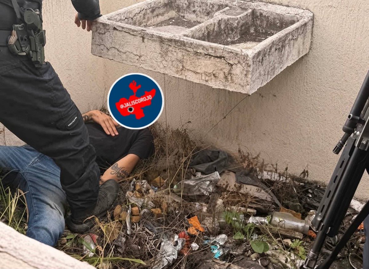 JaliscoRojo's tweet photo. Adahan Medina Palomares originario de Nayarit quien contaba con orden de aprehensión murió en un enfrentamiento a balazos con elementos de la FGR en el cruce de Boulevard Punta Mayorga y Circuito Sierra Mulata, en la colonia Lomas del Mirador en Tlajomulco de Zúñiga, Jalisco. https://t.co/d8yIF7T8Qv